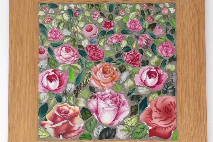 Jardin de roses - Tableau en mosaïque réalisé à partir de roses et de feuilles cueillies sur de la vaisselle ancienne. Joint gris. - Aline Chaumel 