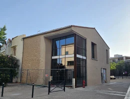 Atelier la Danse du Feu-2 - <p>Vue d'ensemble de l'atelier avec l'enceinte médiévale</p> - Maya Reich
