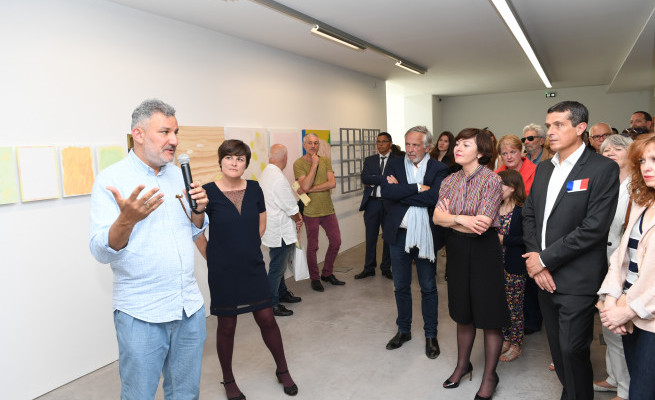 L'artiste Bruno Peinado, à gauche, sera exposé au MRAC jusqu'en octobre 2016. © Laurent Boutonnet