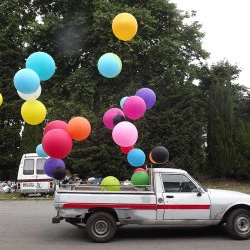 PURSUIT - Installation vidéo – Peugeot 5O4, vidéoprojecteur, rasberry pi, guirlande de ballons crevés, machine à fumée cadencée, confettis, kit led tunning – 2015