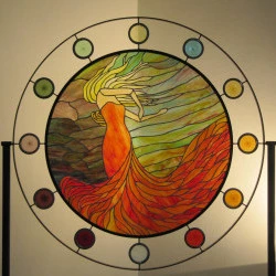 La Danse du Feu - Vitrail en verres américains et montage Tiffany, entouré de 12 cives avec support en fer ouvragé. Dim env. 190 cm ht x 110 cm l - Maya Reich 