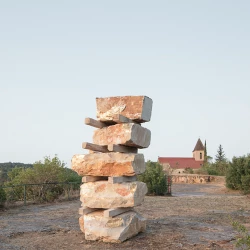 Vous savez mon ami, que pour les esprits pensifs, toutes les parties de la nature, même les plus disparates au premier coup d'œil, se rattachent entre elles par une foule d'harmonies secrètes, ls invisibles de la création que le contemplateur aperçoit, qui font du grand tout un inévitable réseau vivant d'une seule vie, nourrie d'une seule sève, un dans la variété, et qui sont pour ainsi parler les racines même de l'être (Victor Hugo, Pyrénées, Voyages, 1843) - Installation : bloc de calcaire, feuille d'or, chevrons de bois. “MEASURE THE VALLEYS”, 13ème Parcours d'art contemporain en vallée du Lot, production Maison des Arts Georges et Claude Pompidou, du 1er juillet au 2 septembre 2018. commisariat d'exposition : Caroline Hancock et Martine Michard - Yohann Gozard 