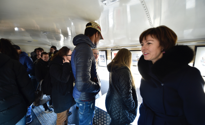 Un school bus abrite l'exposition hommage à Charlie Hebdo © Antoine Darnaud