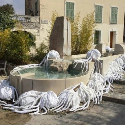 Hommage aux lavandières - Installation textile à Coaraze ( Alpes-Maritimes )