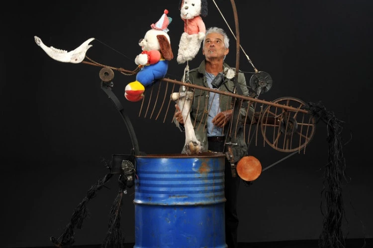 Hommage à Tinguely - bidon ,fer ,2 peluches, moteurs électriques, objet de rebus agricole , cette pièce de deux métres de haut sur deux de large