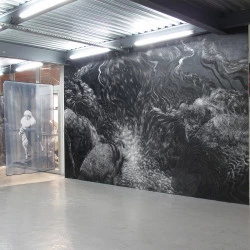 Ondées - Dessin mural (encre de Chine, acrylique, grattage et gravure) / Exposition "Un autre monde // dans notre monde", Lieu-Commun (Toulouse) en partenariat avec Le Printemps de Septembre et le fonds de dotation Agnès b., 2021 - Nadia Ehrmann 