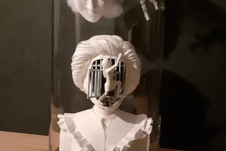 Libre - Sculpture en papier sous cloche en verre