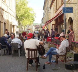 atelier Cazals - <p>Devant l'atelier. Rue de la republique. Cazals</p>