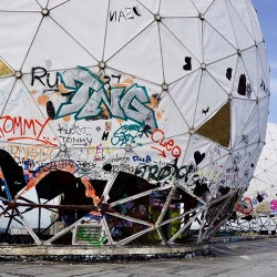 ELECTROMAGNETIC SHIELDING - Installation-réparation in situ de 2 triangles du radôme géodésique - Station d'espionnage américaine,Teufelsberg (Berlin) - Cartouches explosées, métal - 2018-2019