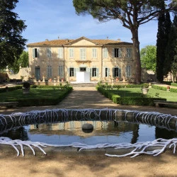 Présence textile - Installation au château de La Mogère à Montpellier