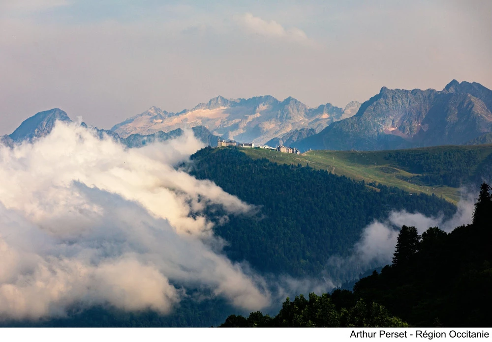 Au sommet des pics d'Occitanie, les vues sont à couper le souffle ! | Vue de Luchon Superbagnères, du pic de la Maladeta et du Pic d'Aneto 