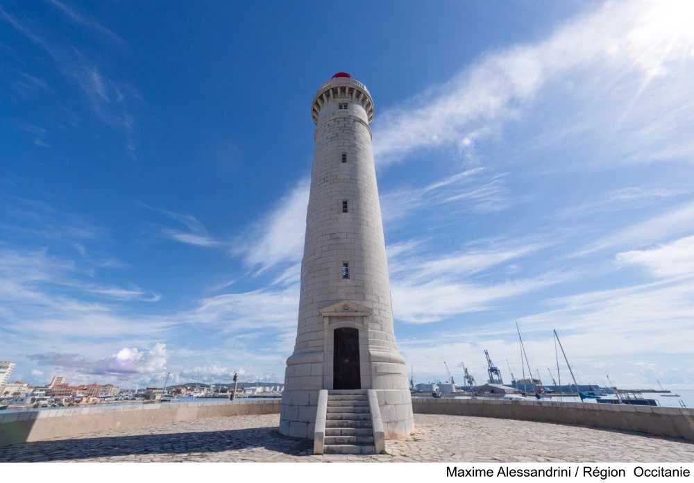 Le phare du môle Saint-Louis, à Sète (Hérault), est un site majeur du patrimoine maritime local.