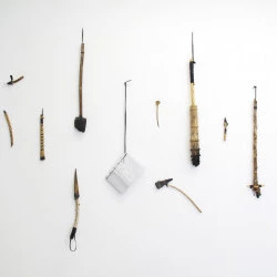 Vue d'exposition / Scintiller - Outils (matériaux divers, 2019-2022), édition d'artiste (Vacarme 1, 2018) / Exposition personnelle "Scintiller", galerie Réplique, Rodez, 2022 - Nadia Ehrmann 