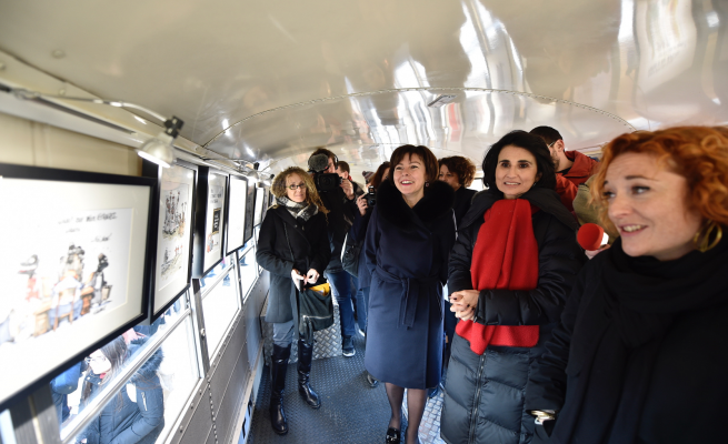 Un school bus abrite l'exposition hommage à Charlie Hebdo © Antoine Darnaud