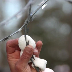 CONCERTINA RAZORMALLOW WIRE - Performance - Barbelés, marshmallow, chalumeau – 2017