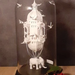 Le colombier volant - Sculpture en papier sous cloche en verre